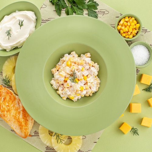 Салат с курицей и ананасом
