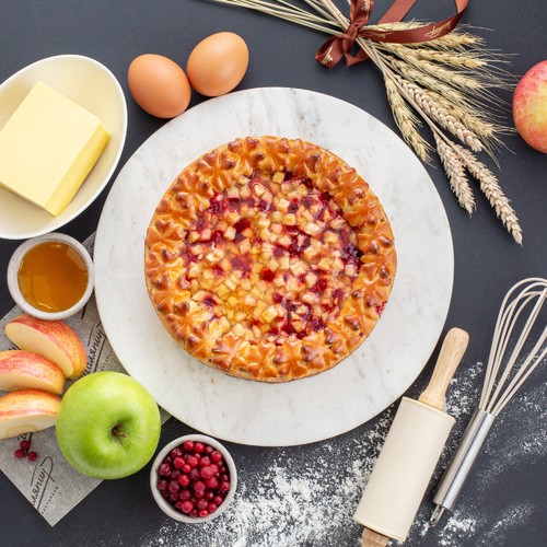 Пирог дрожжевой с яблоком и брусникой (500 г)